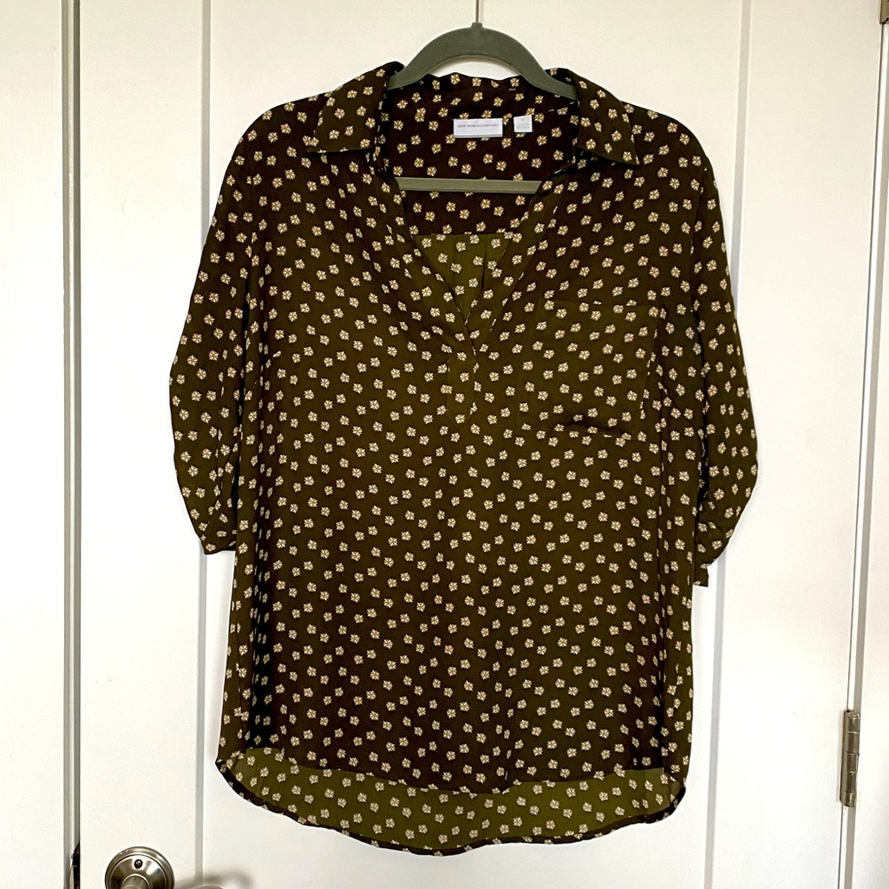 Excellent condition!  Very cute olive green NY & Company adjustable sleeve top.